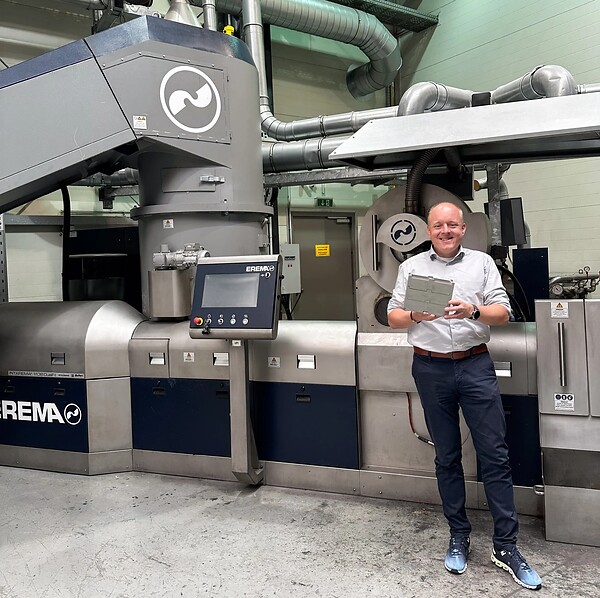 Clemens Kitzberger, Post-Consumer Business Development Manager at the EREMA Group, in front of the INTAREMA® TVEplus® DuaFil® Compact recycling machine: ‘The 100% recycled component impressively demonstrates what is possible with state-of-the-art technology and close cooperation.’
